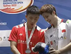 国羽一哥拒翻车！决胜局一波流石宇奇2-1伍家朗进8强(羽毛球石宇奇比赛视频)