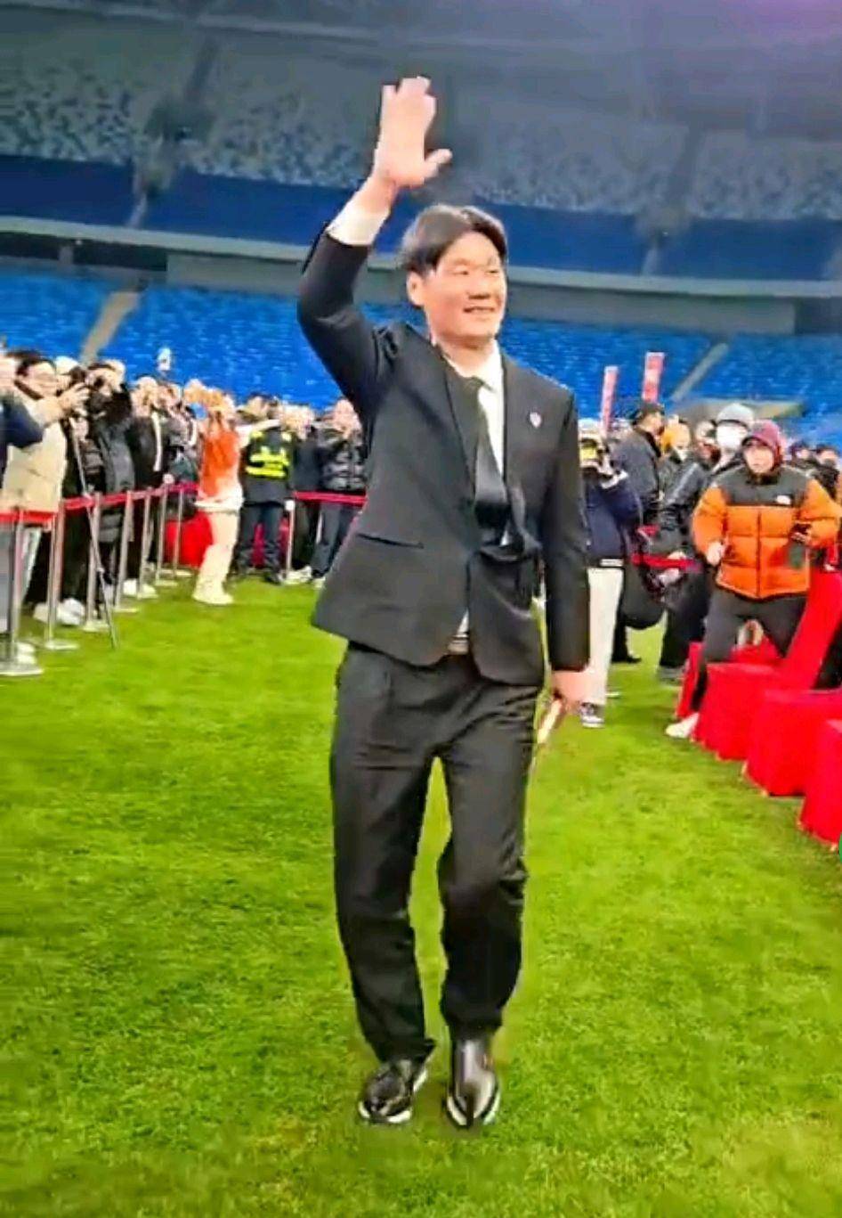 青岛海牛引援不选泰山！李霄鹏全方位补强：德尔加多接班人加盟(青岛海牛队最新引援消息)